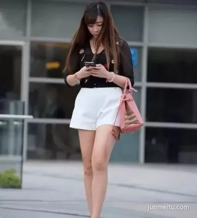街拍白皙漂亮短褲女神身材姣好顔質高