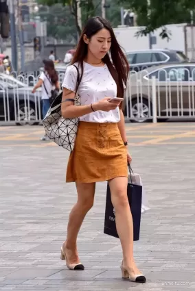 街拍短裙氣質時尚的漂亮女郎