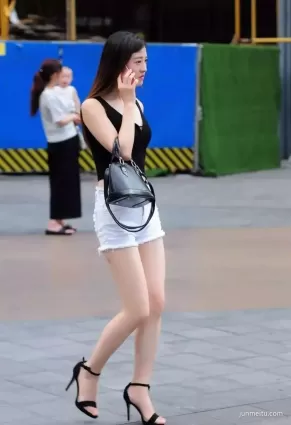 街拍高挑熱褲雪白如玉修長雙腿挺翹渾圓露臍裝白皙女郎