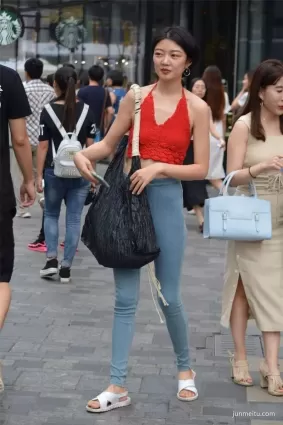 街拍牛仔褲 | 苗條身材緊身牛仔妹紙