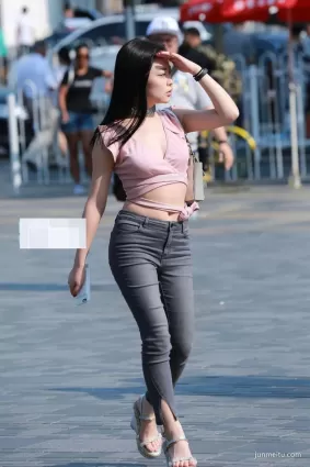 街拍露出了小蠻腰的牛仔褲氣質漂亮女郎