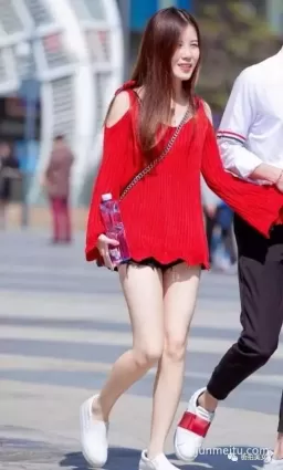 街拍超短褲，美腿的性感美女
