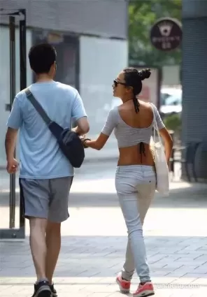 街拍皮膚黝黑牛仔褲露背裝墨鏡妹紙背影
