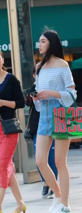 街拍高挑牛仔短裙雪白如玉修長雙腿露肩氣質漂亮女郎