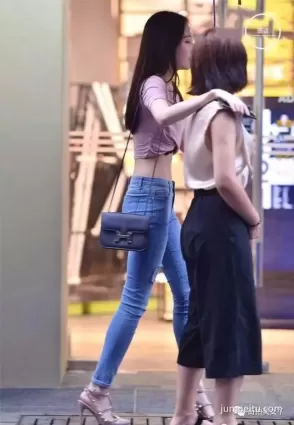 街拍翹臀大長腿美女