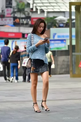 街拍長得秀氣優雅，黑皮裙的姐姐