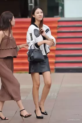 街拍短皮裙高挑苗條修長雙腿氣質妹紙