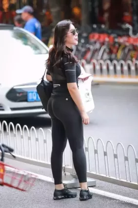 街拍緊身褲 | 胖胖的緊身褲美女