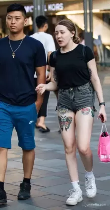 街拍超短牛仔熱褲紋身豐腴飽滿洋妹紙