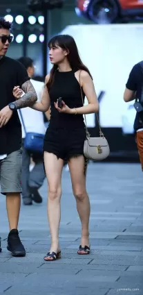 高清街拍時尚氣質白皙玉腿妹紙