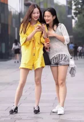 街拍兩個年輕漂亮的時尚妹紙