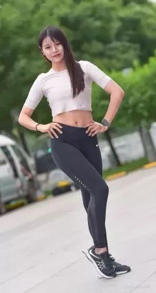 街拍緊身褲修長豐腴雙腿渾圓挺翹露臍裝飽滿堅挺氣質女郎