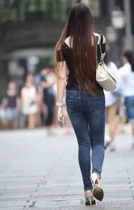街拍牛仔褲高挑氣質女郎大長腿完美身材