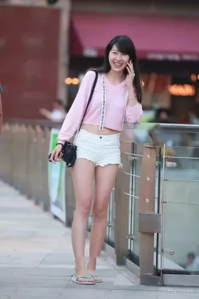 街拍短褲苗條渾圓長腿露臍裝氣質漂亮女郎
