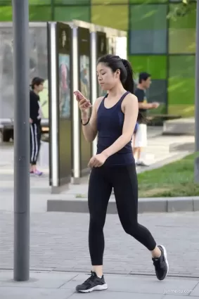 街拍高挑緊身褲修長豐腴雙腿渾圓挺翹小蠻腰白皙妹紙
