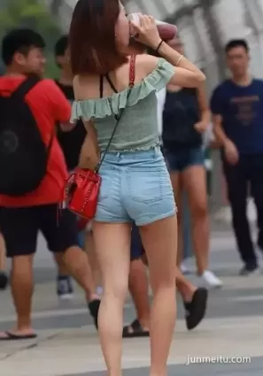 街拍牛仔熱褲妹紙