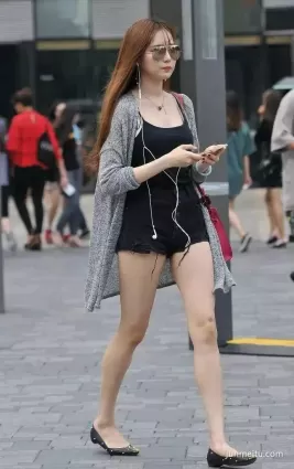 街拍高挑白皙大長腿熱褲墨鏡氣質漂亮女郎