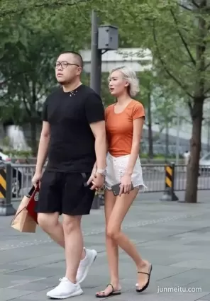 街拍銀發高挑骨感細長腿熱褲女郎