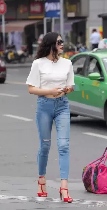 街拍緊身牛仔褲高挑大長腿挺翹渾圓露背裝飽滿氣質女郎