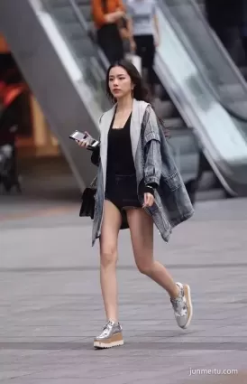 街拍時尚熱褲氣質女郎雙腿白皙如玉吸引人