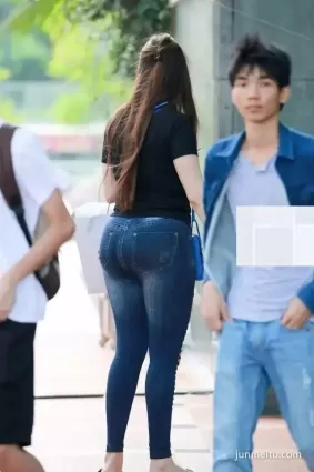 街拍豐腴牛仔褲異域風時尚女郎