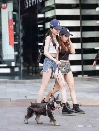 街拍高挑牛仔熱褲雪白如玉大長腿露臍裝小蠻腰氣質女郎