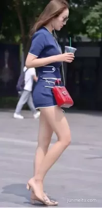 街拍高挑個性熱褲雪白如玉修長雙腿挺翹飽滿好身材女郎