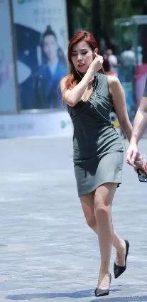街拍綠色包臀裙長腿豐腴大氣女郎皮膚白皙身材好