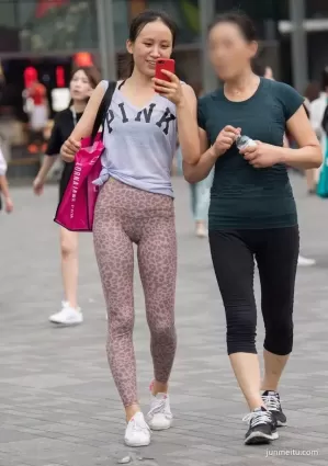 街拍高挑苗條修長雙腿罕見豹紋緊身褲渾圓挺翹氣質女郎