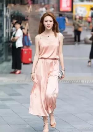 街拍吊帶長裙氣質阿姐