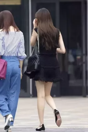 街拍高挑時尚女郎白皙如玉雙腿