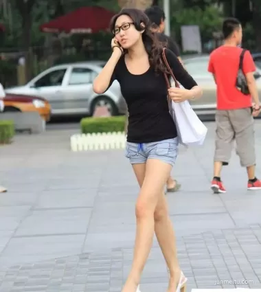 街拍高挑大長腿氣質眼鏡漂亮女郎