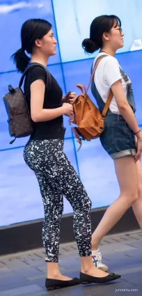 街拍高挑迷彩緊身褲渾圓挺翹修長雙腿好身材氣質女郎