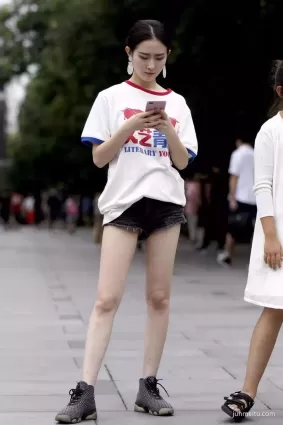 街拍高挑白嫩大長腿牛仔熱褲美麗女郎