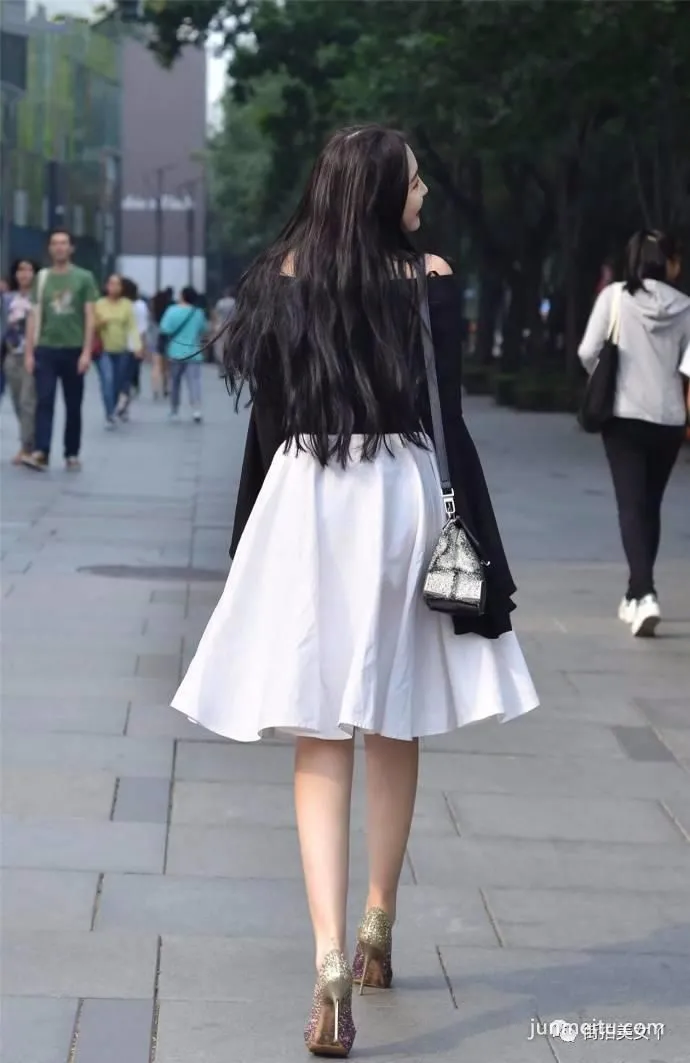 Street Snap: Charming Breasts, Very Beautiful Long Legs photo 1