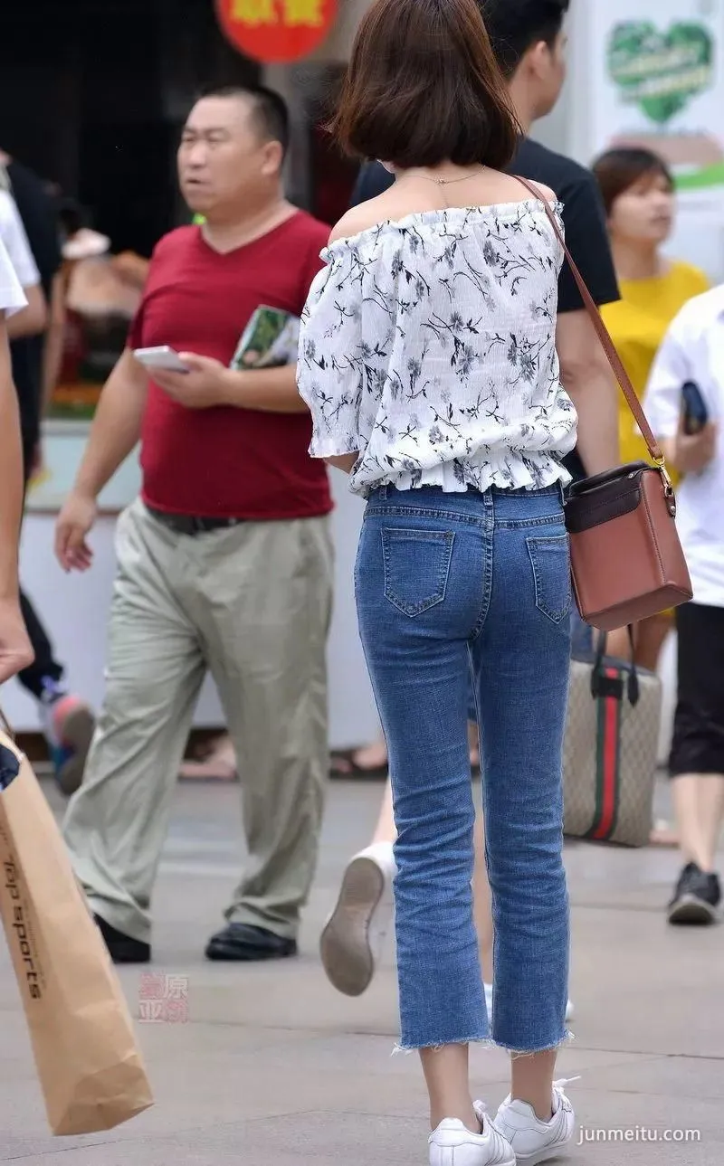 Street Snap: Fresh Young Beauty in Jeans photo 1