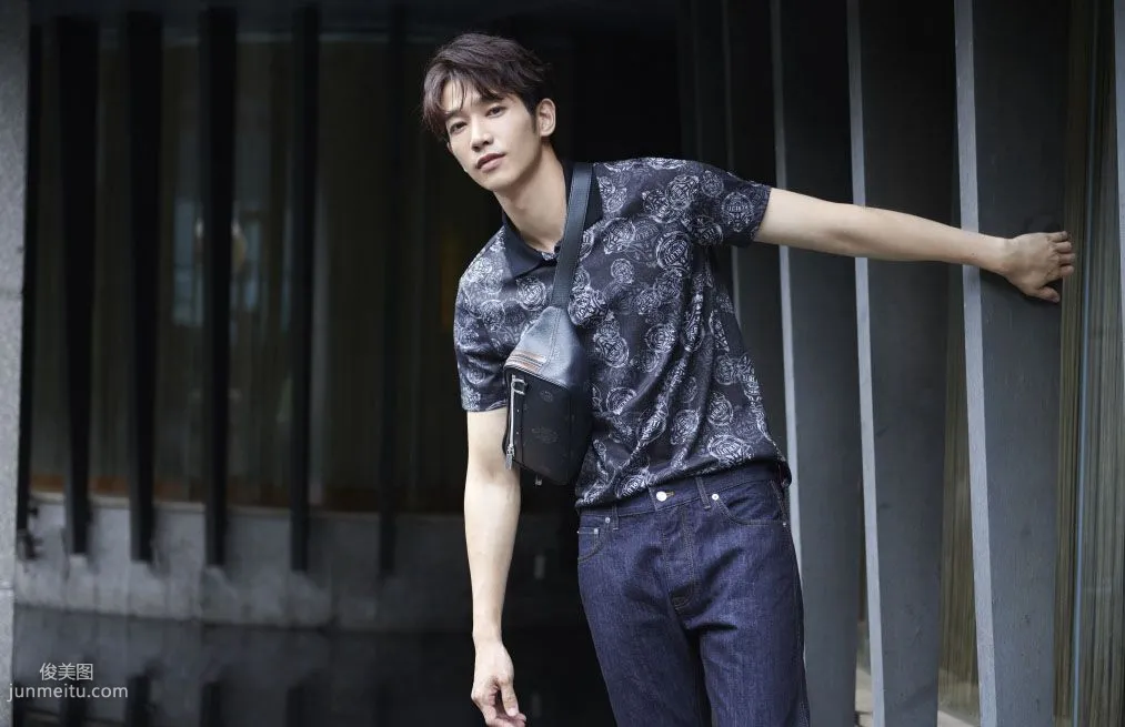 Taiwanese Handsome Guy Jasper Liu Leisurely Strolling in the Garden Photo Set photo 3