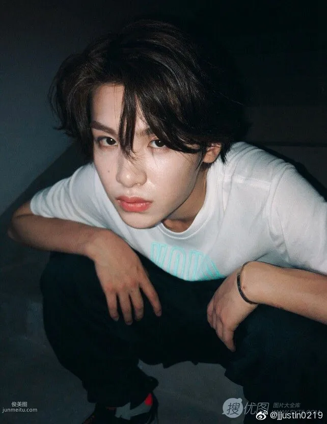 内地歌手组合NINE PERCENT成员黄明昊（Justin）自拍照片套图6