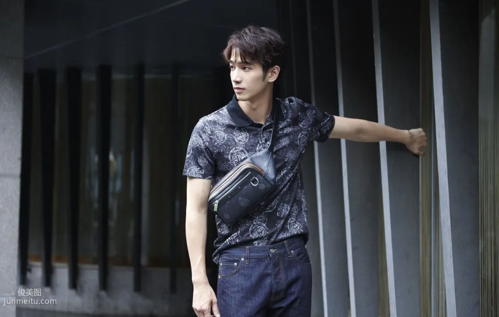 Taiwanese Handsome Guy Jasper Liu Leisurely Strolling in the Garden Photo Set photo 5