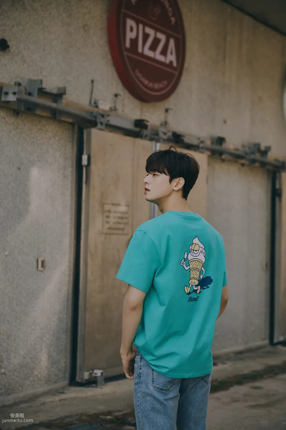 Cha Eun-woo Casual Outfit Handsome Street Snap Photo Set Pictures photo 2