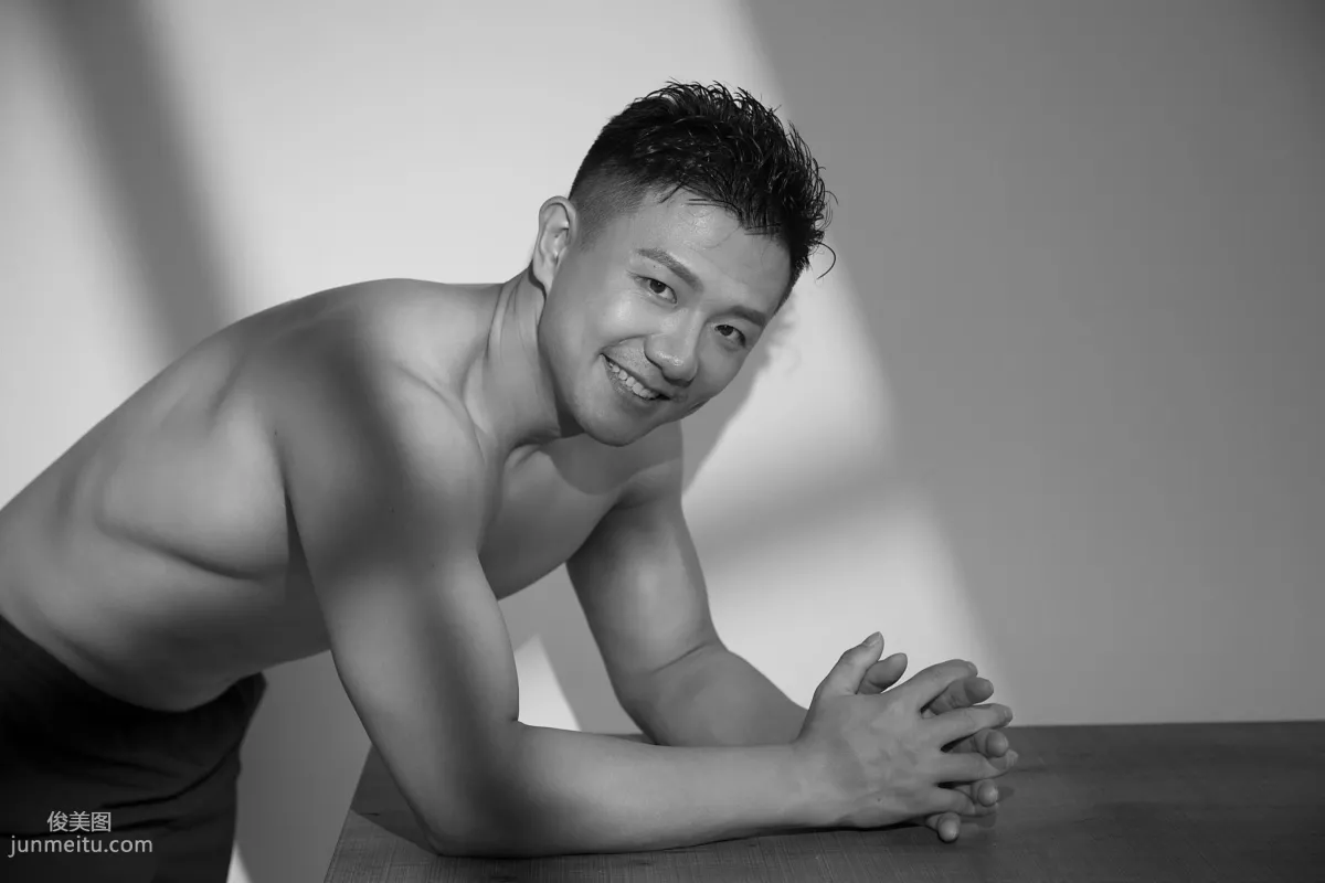 运动明星陈一冰微博晒写真，半裸上身首秀肌肉，线条完美套图4