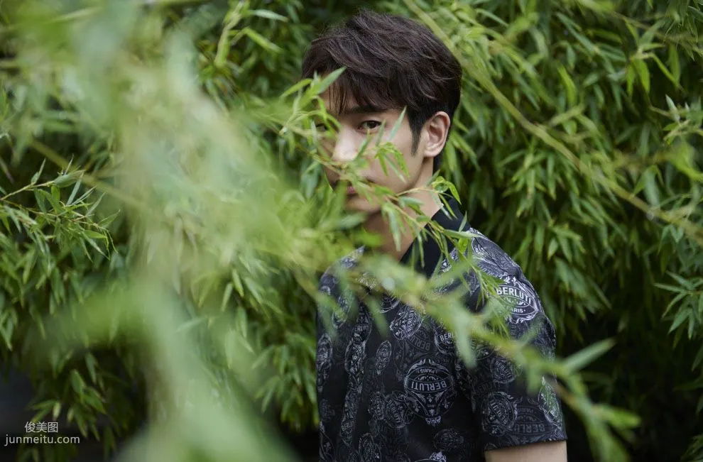 Taiwanese Handsome Guy Jasper Liu Leisurely Strolling in the Garden Photo Set photo 9