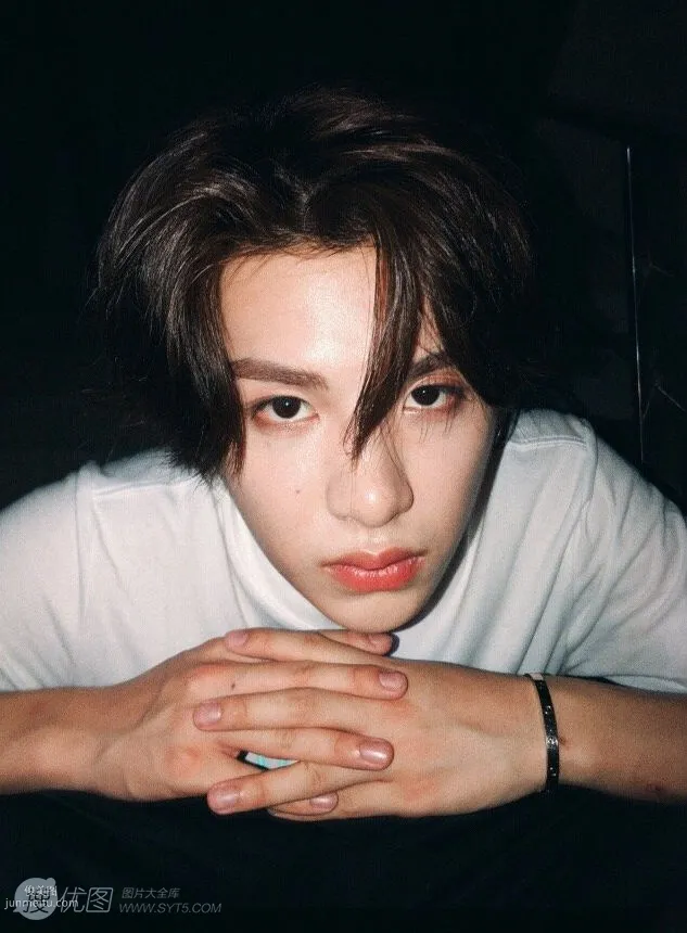 内地歌手組合NINE PERCENT成員黃明昊（Justin）自拍照片 1