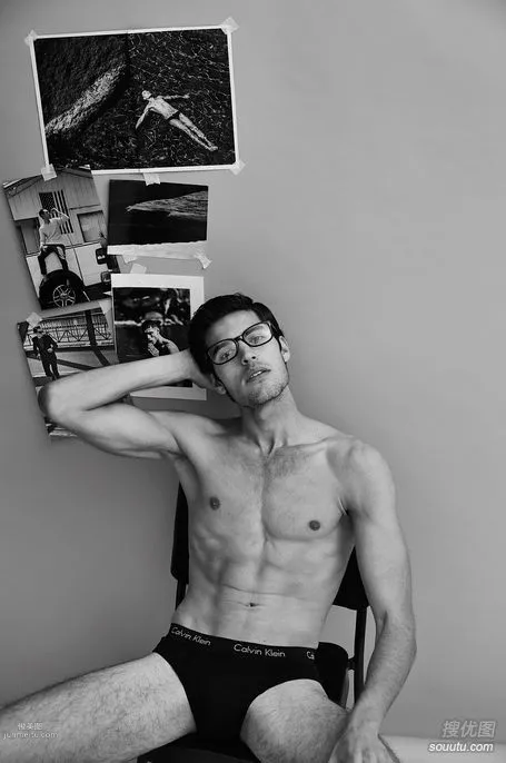 帅气眼镜型男-欧美帅气肌肉型男黑白图片套图4