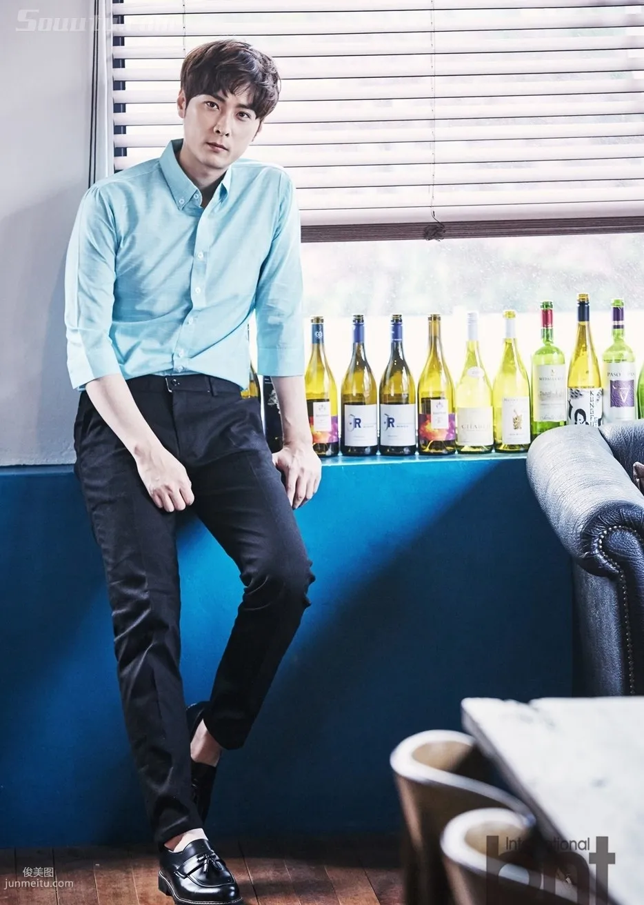 Min Jingxun Casual and Free Home Photo Set, Fully Showing Steady and Intellectual Mature Man Essence photo 1
