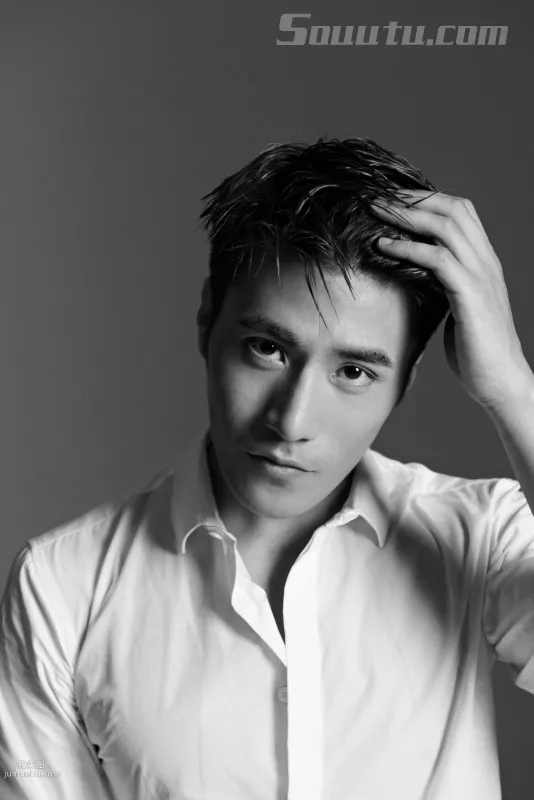 帅哥李晨浩黑白写真大片，大秀肌肉腹肌完美身材套图1