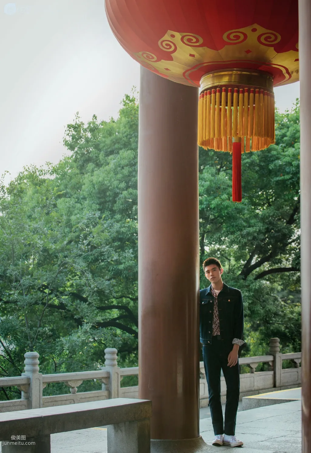 陳飛宇逛園林古建築樓閣戶外清新寫真圖片 2