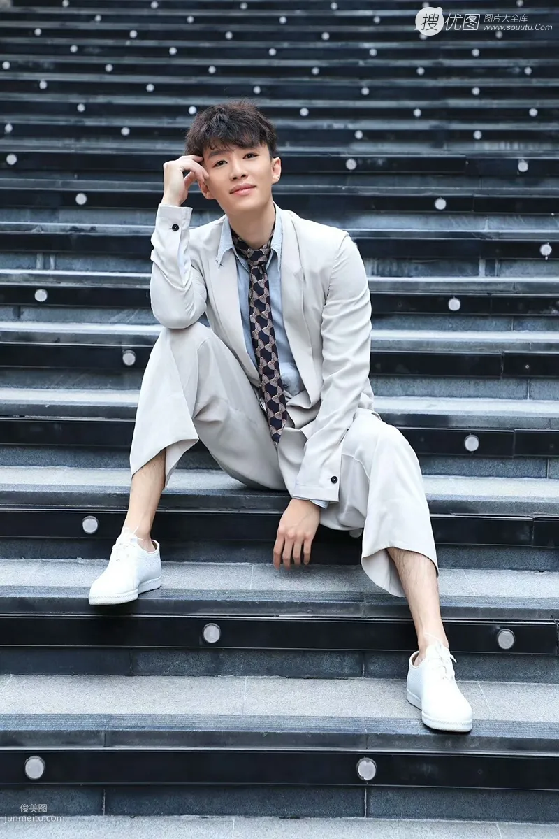Dai Xu White Suit and Tie Home Photos photo 4