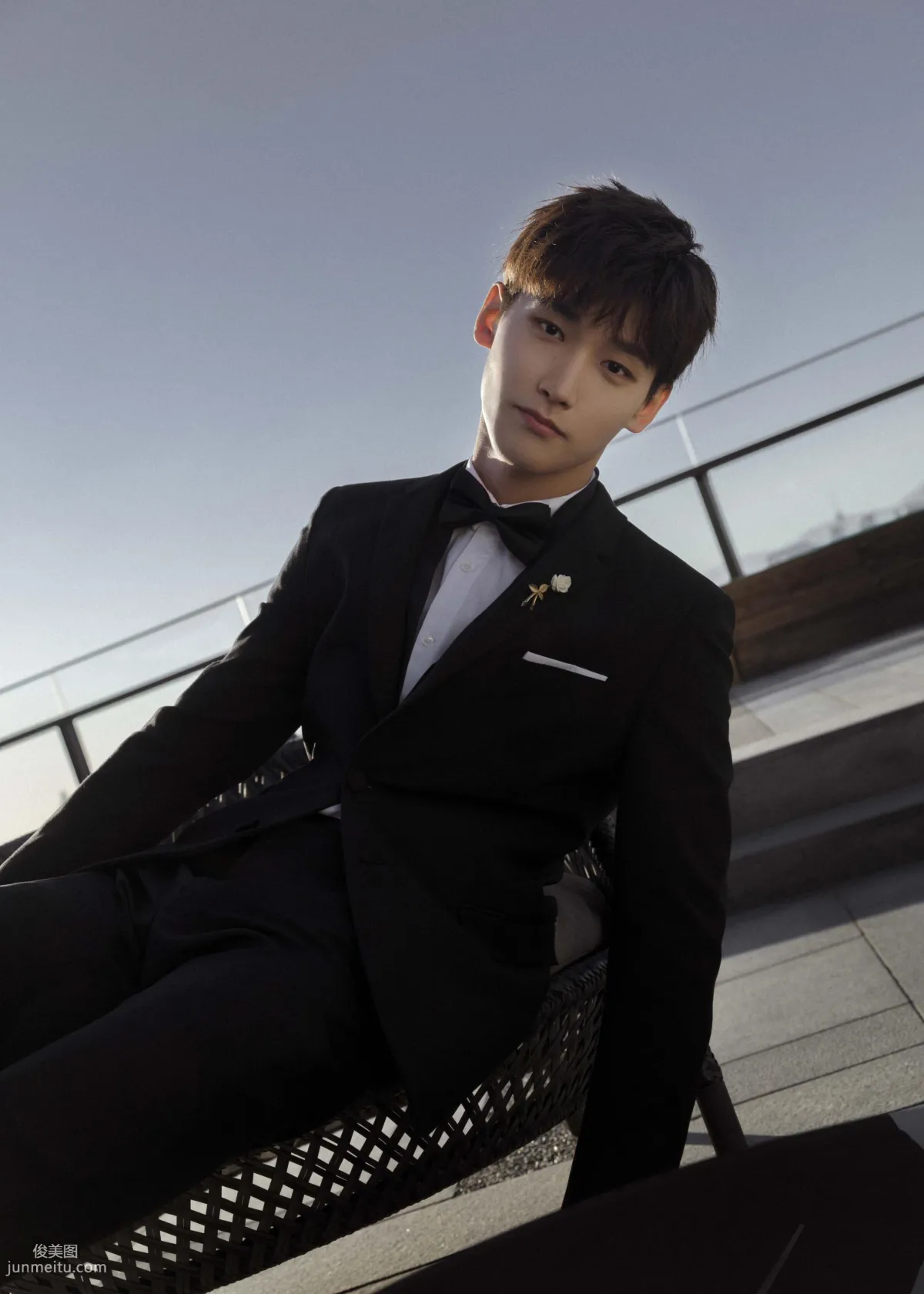 Xing Zhaolin Super Handsome Black Suit Building Rooftop Gentleman Photos photo 2