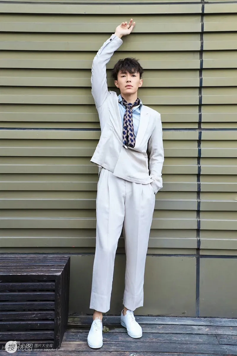 Dai Xu White Suit and Tie Home Photos photo 3